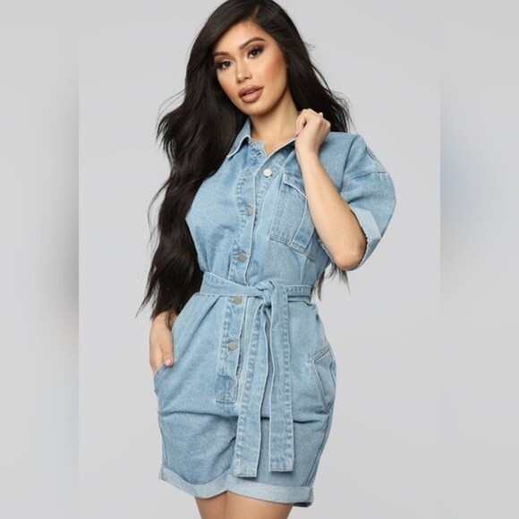 Fashion Nova The Whole Package Light Wash Denim Romper Size Medium Button Down - Picture 1 of 15